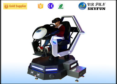 Simulador del movimiento de la realidad virtual del juego del coche de competición con el volante